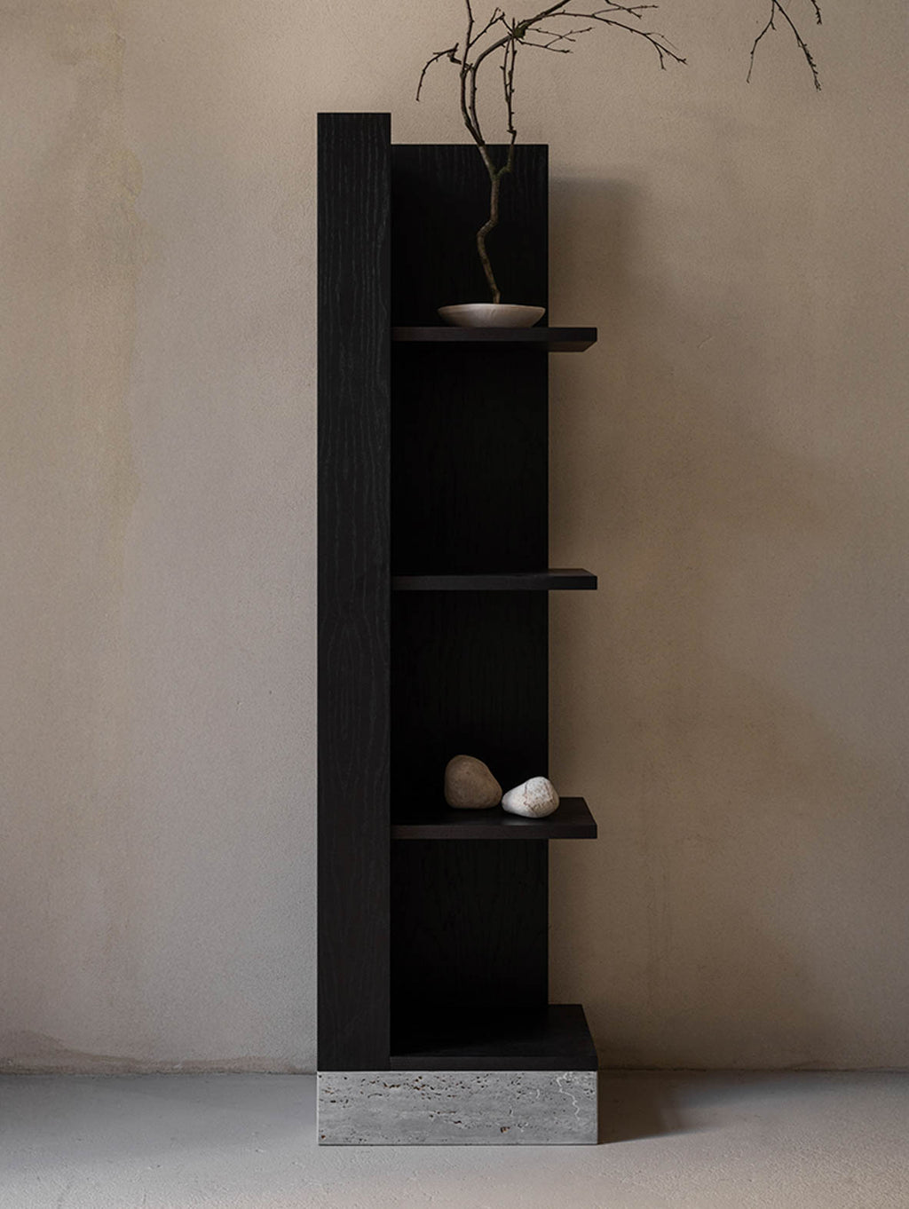Drewniany narożny regał CONE– nowoczesny mebel do narożników i wąskich przestrzeni