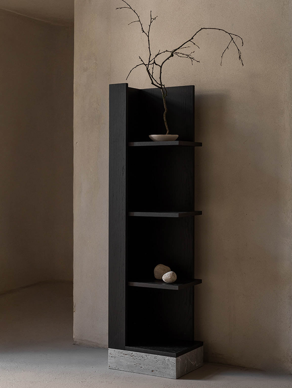 Drewniany narożny regał CONE – nowoczesny mebel do narożników i wąskich przestrzeni