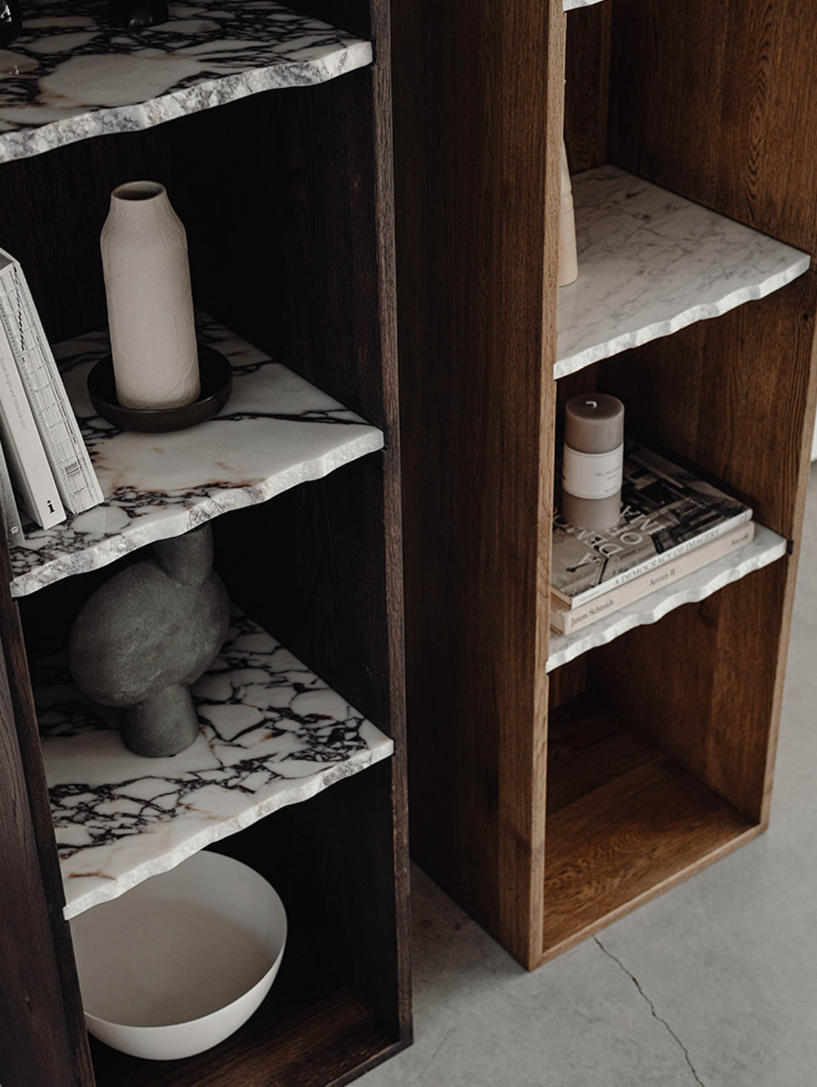 Drewniany regał z marmurowymi półkami Zuel
