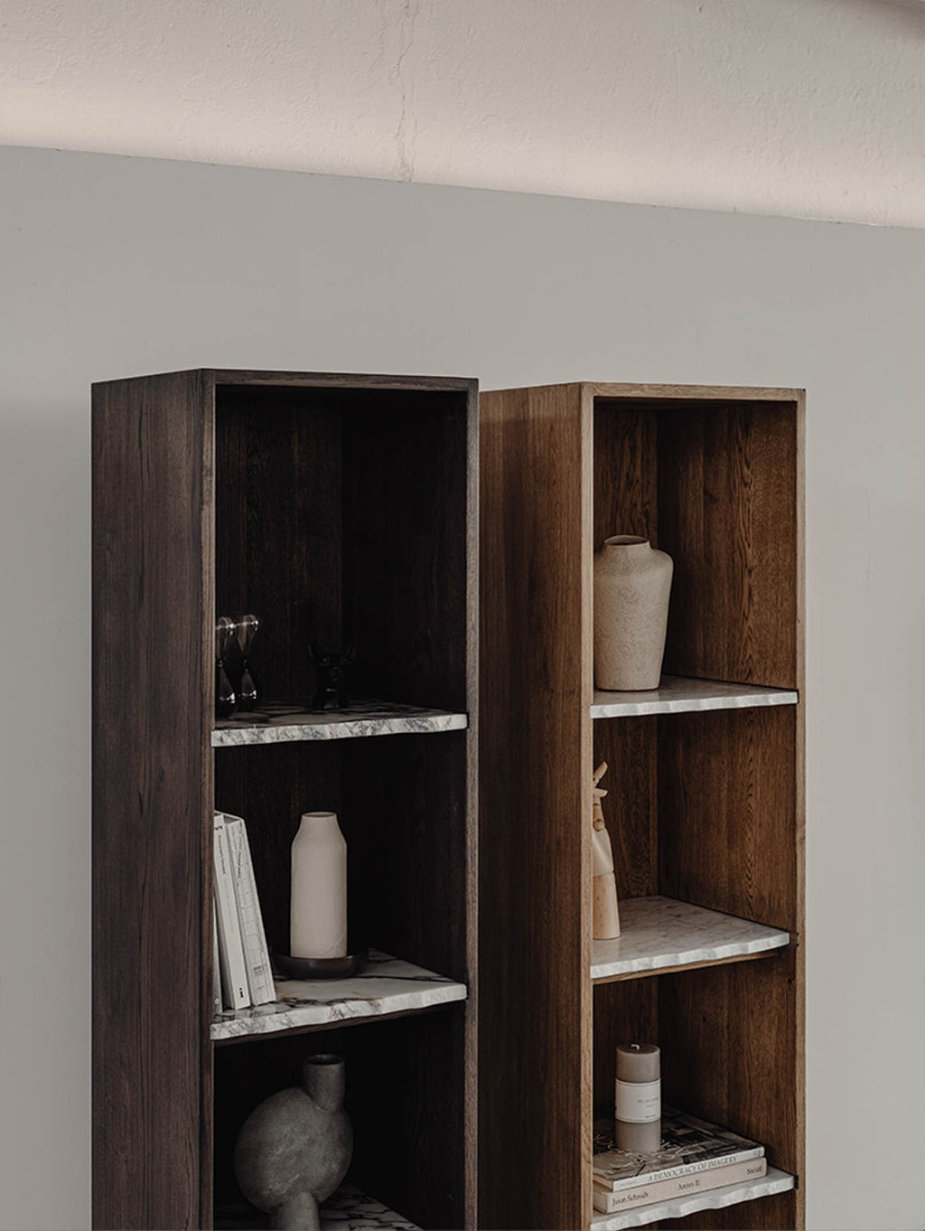 Drewniany regał z marmurowymi półkami Zuel