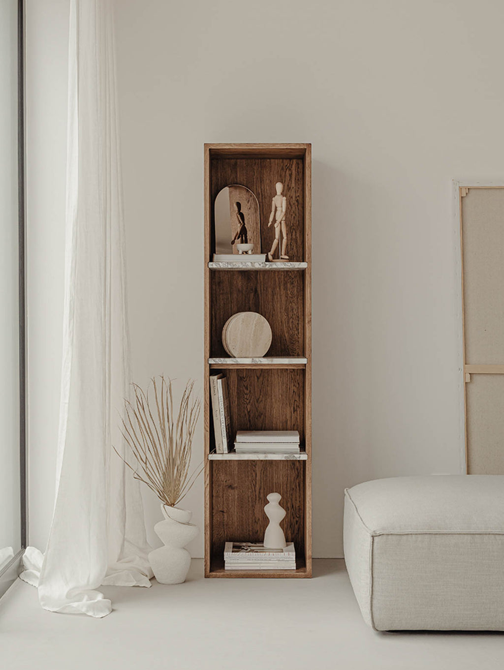 Drewniany regał z marmurowymi półkami Zuel