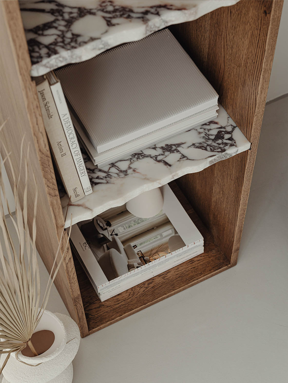 Drewniany regał z marmurowymi półkami Zuel