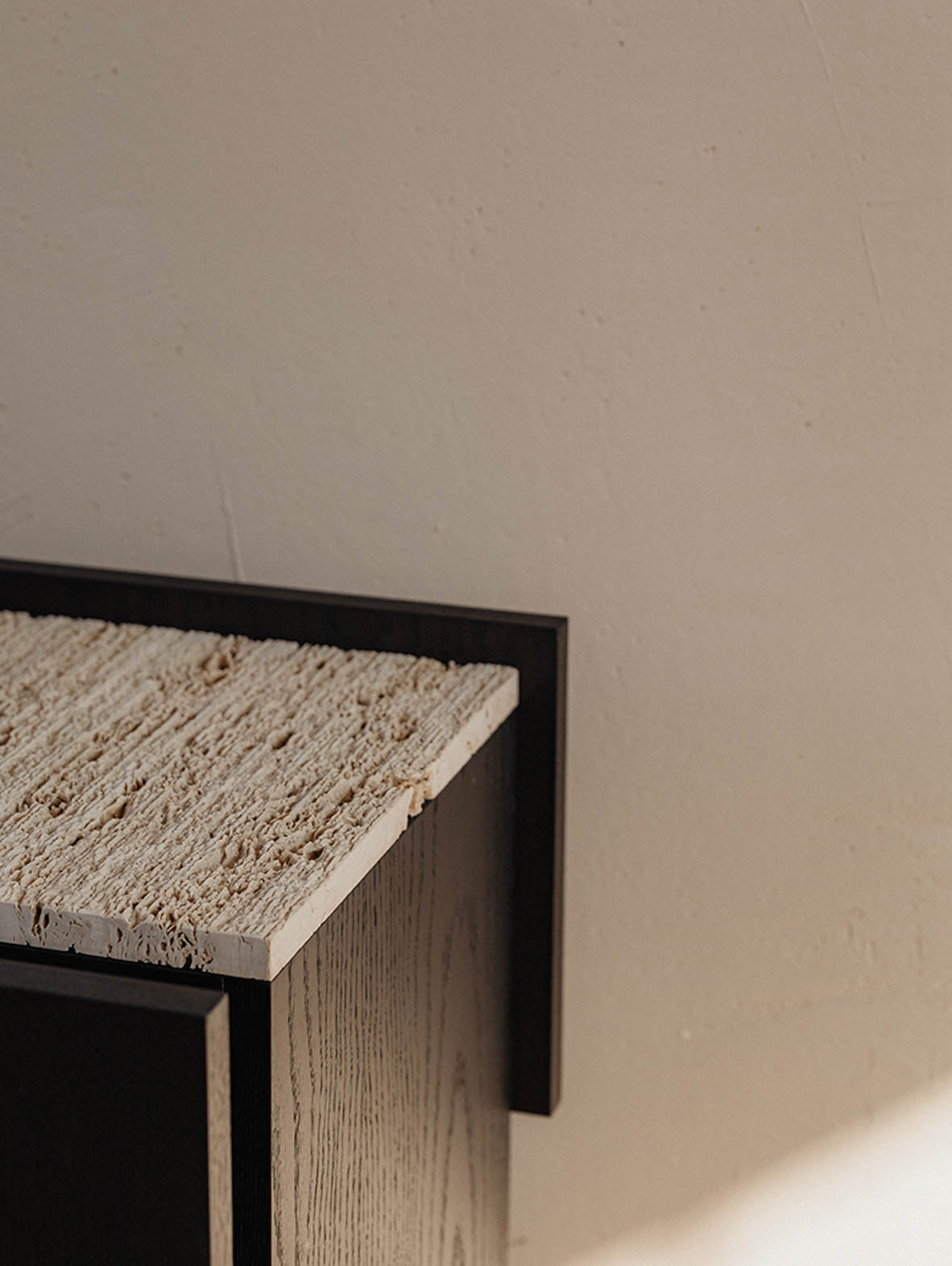 Szafka z trawertynowym blatem BOVA