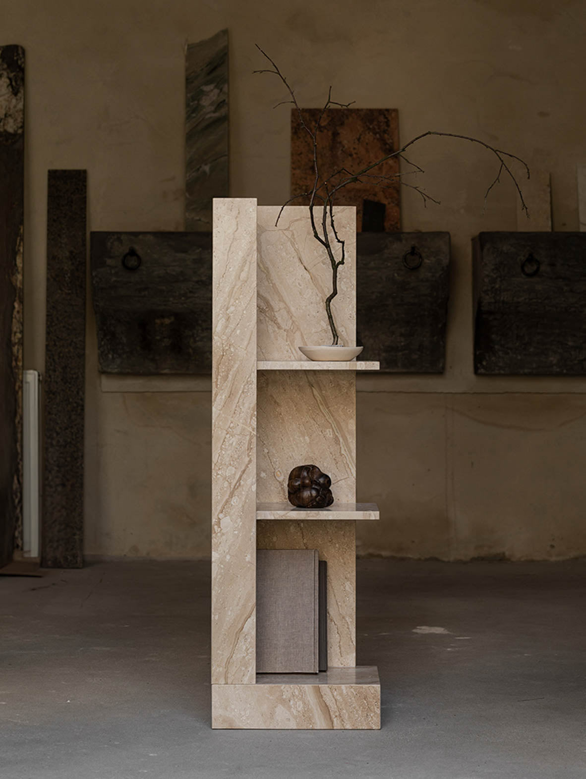 Marmurowy regał CONE Marble – mebel premium z marmurem do salonu lub przedpokoju