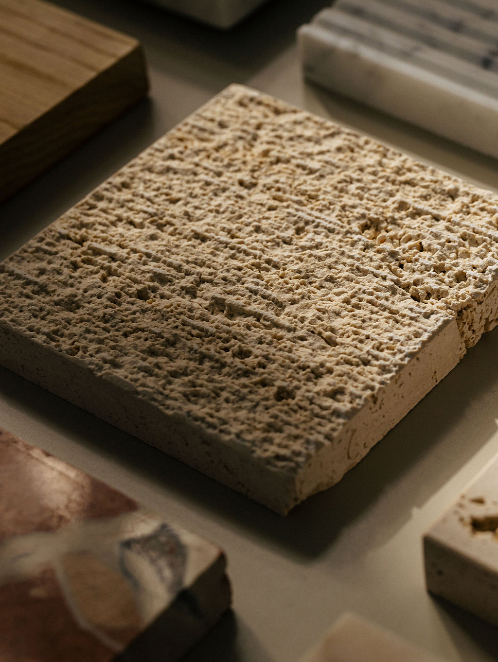 Próbki forniru, drewna, kamienia