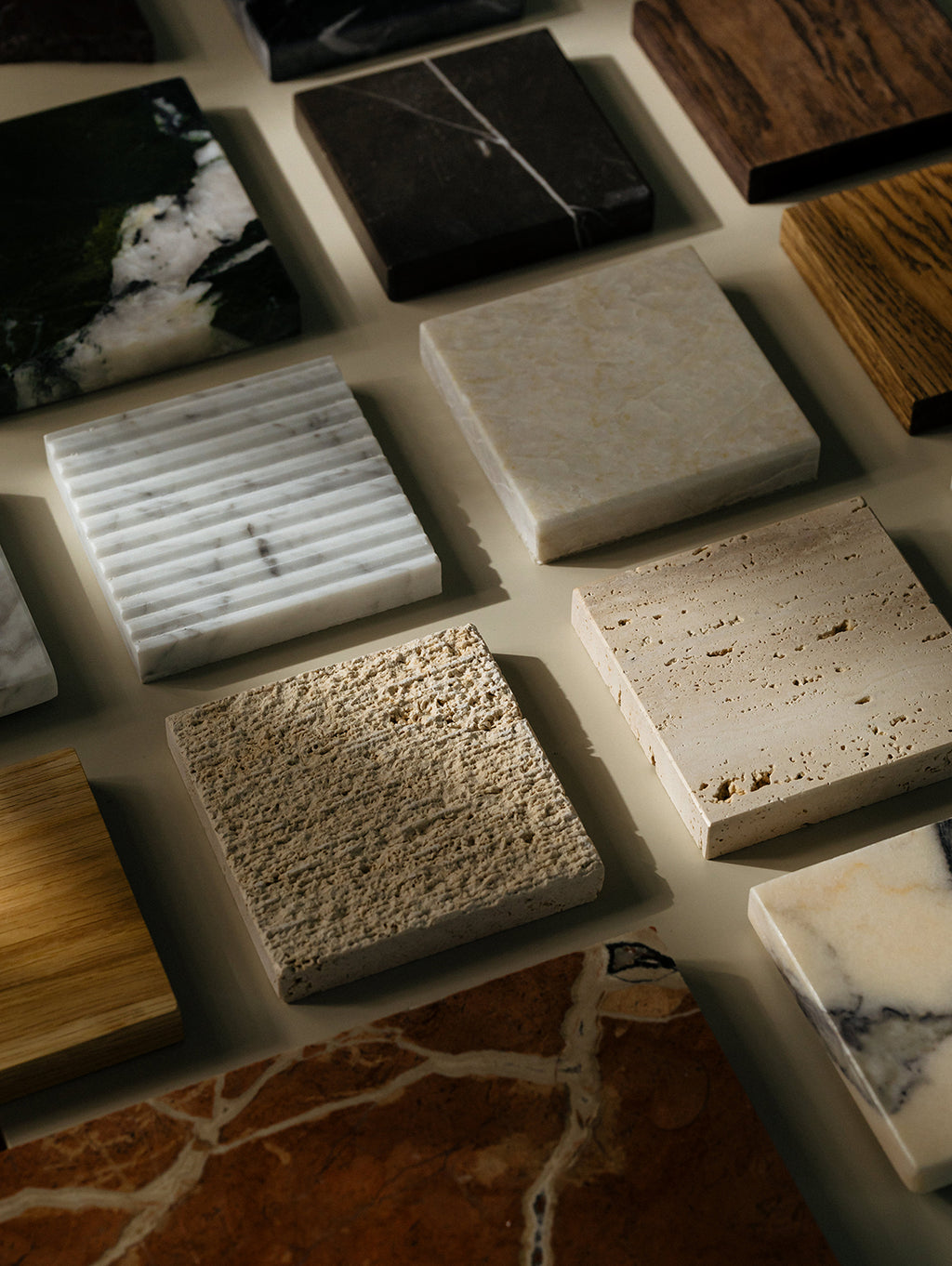 Próbki forniru, drewna, kamienia