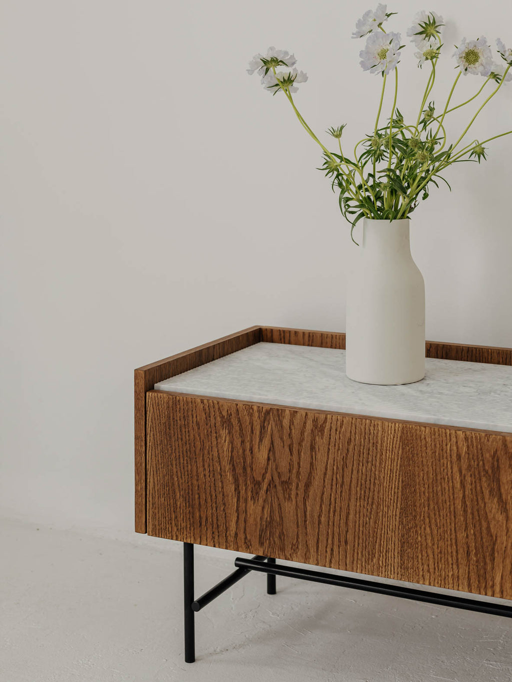 Niska komoda z drewna Forst Sideboard 2.0