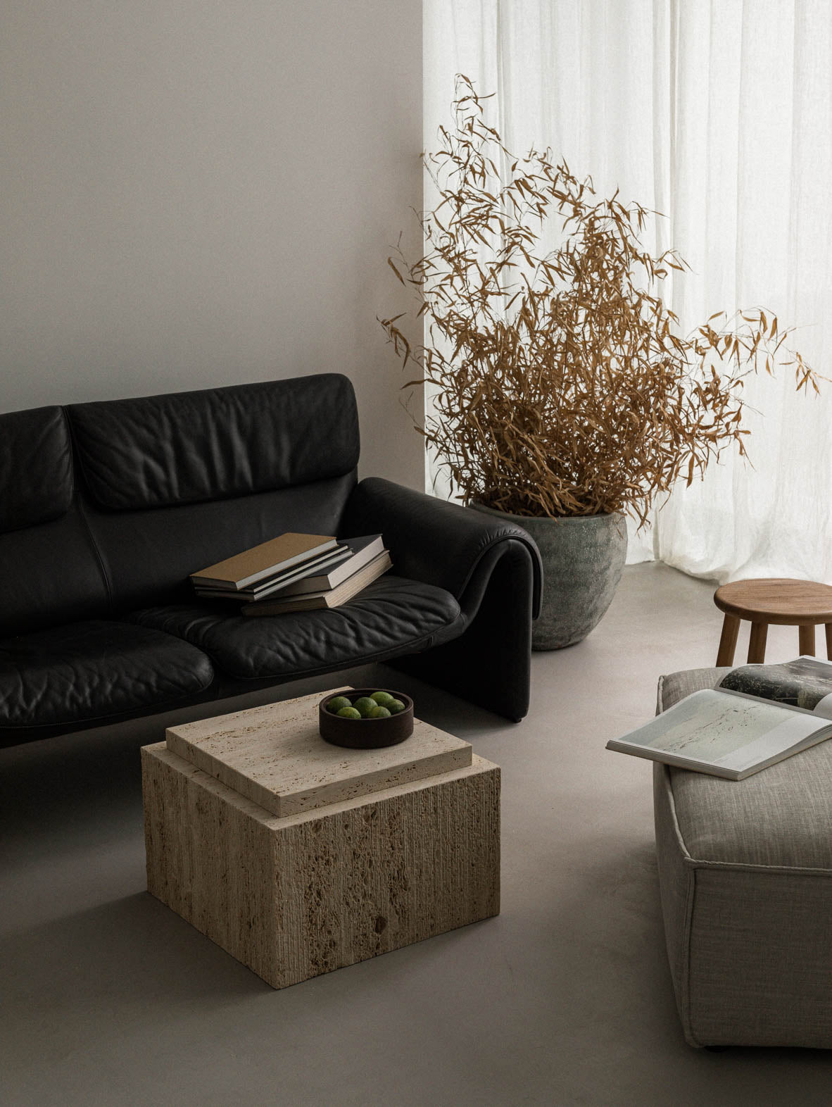 Trawertynowy stolik kawowy BARI