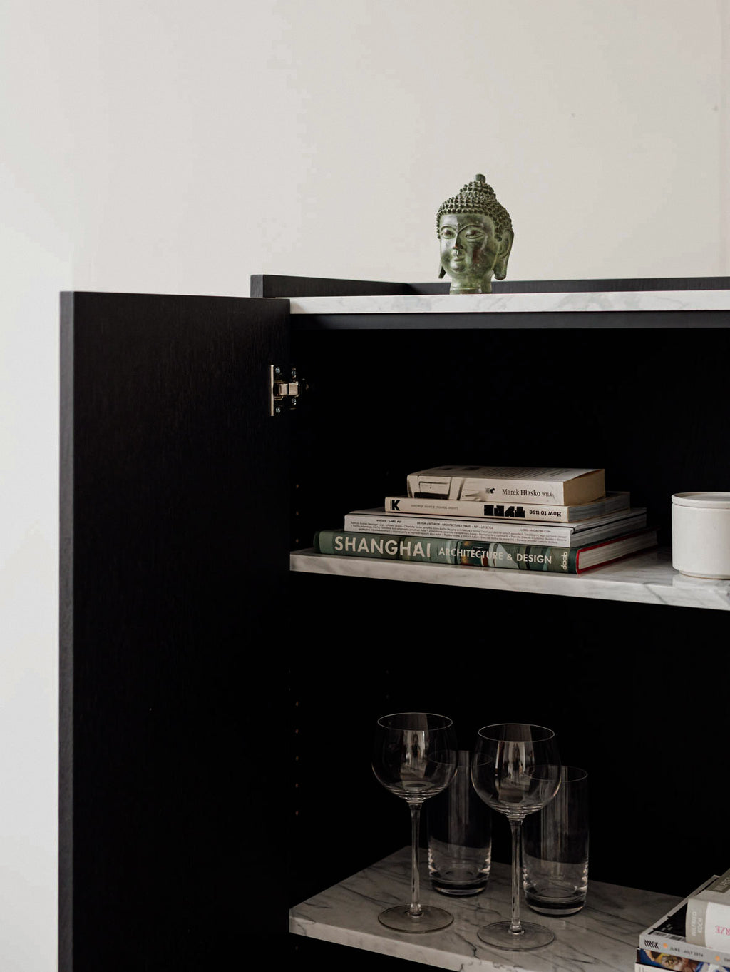 Komoda drewniana z marmurowym blatem FORST Cabinet